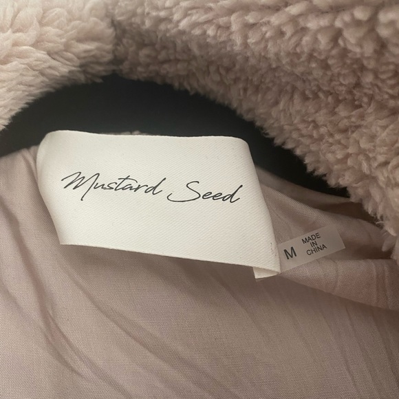 Sherpa zip up jacket with chevron pattern. Size Medium - Picture 3 of 5